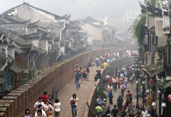 游客在湖南湘西凤凰古城观光