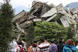 游客在映秀镇参观汶川地震遗址