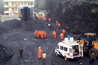 消防官兵在贵州平坝县大山煤矿进行救援