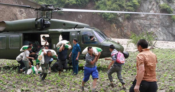 解放军出动直升机参与汶川洪灾救援