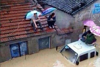 积水差不多快淹过车顶