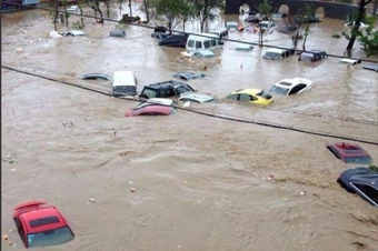 积水差不多快淹过车顶