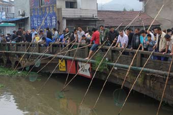 浙江余姚:台风过后生活继续 受灾群众河里捕鱼忙
