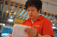 金牌店长李红英：30年执着付出 累并快乐着