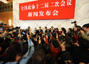 记者围堵采访吕新华