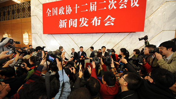 记者围堵采访吕新华