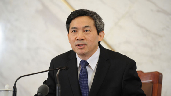 新闻发布会主持人何绍仁