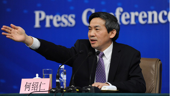 记者会主持人何绍仁