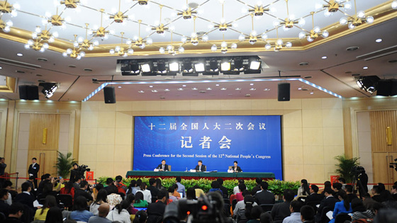 十二届全国人大二次会议新闻中心在梅地亚举行首场记者会