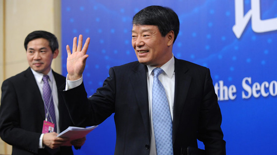 徐绍史与记者们挥手告别