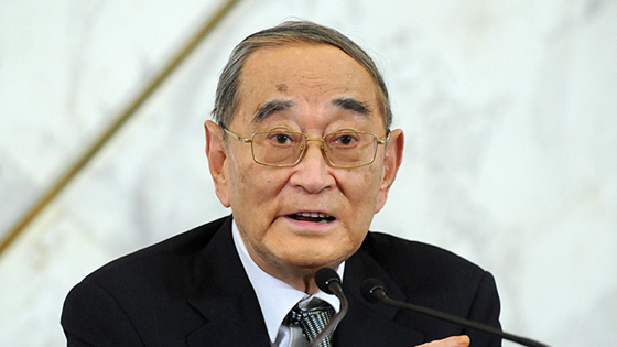 厉以宁回答记者问