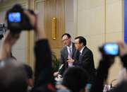 记者会结束后高虎城被追堵采访