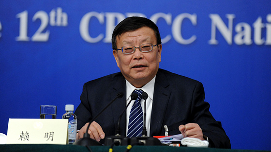 赖明委员回答记者提问