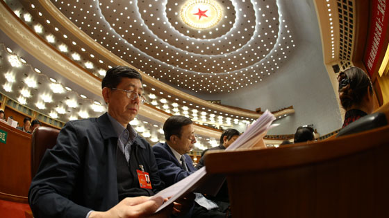 全国政协委员们在认真听会