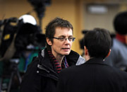 会议现场的境外媒体记者