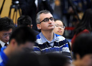 会议现场的境外媒体记者