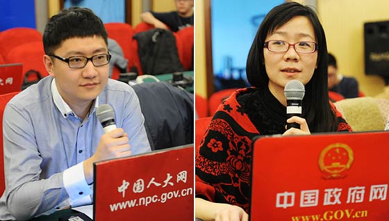 记者在访谈现场提问