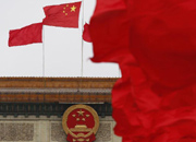 人民大会堂外红旗飘扬