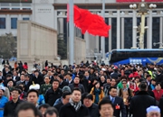 委员抵达天安门广场