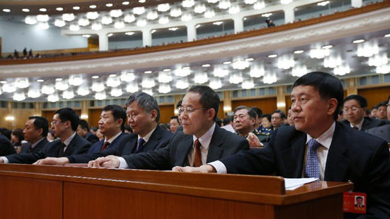 委员在现场按表决器