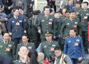 委员们步出会场