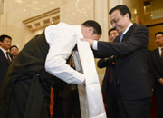 李克强为青海代表戴上哈达 问候玉树地震灾区人民