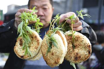 安徽亳州：“柳条串烧饼”清明受青睐
