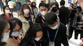 新闻发布会现场记者领取资料