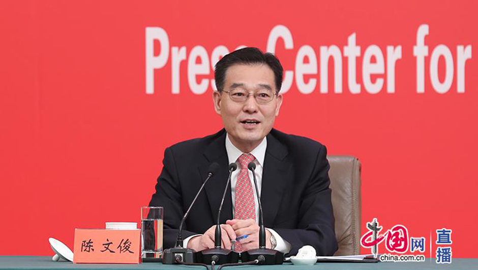 中央宣传部对外新闻局局长陈文俊主持新闻发布会