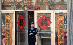 加强和创新社会管理：柔情女警花