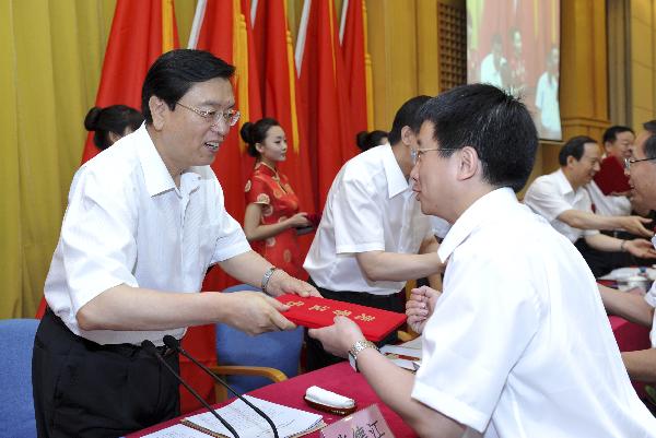 张德江在京会见中央企业先进基层党组织和优秀共产党员、优秀党务工作者代表