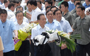 温家宝察看&ldquo;7&middot;23&rdquo;甬温线特别重大铁路交通事故现场