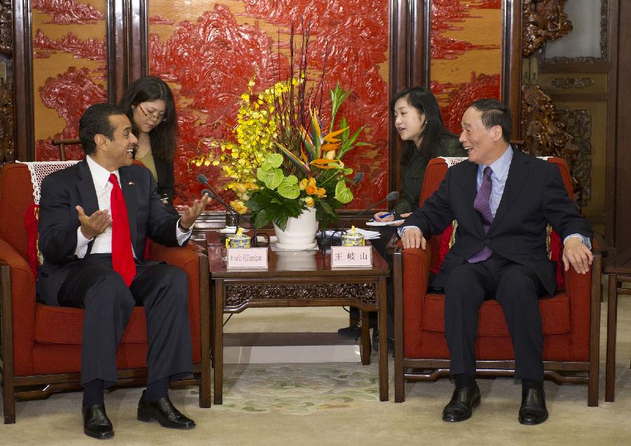 王岐山会见美国洛杉矶市市长维拉雷戈萨