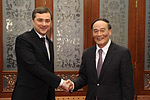 王岐山与俄罗斯副总理苏尔科夫举行会谈