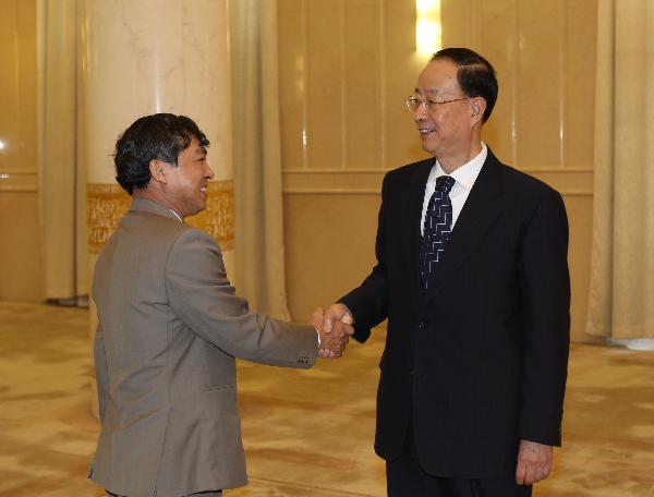 何勇会见越南客人