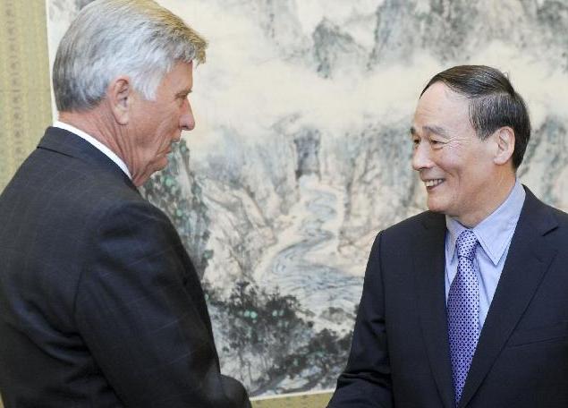 王岐山会见美国阿肯色州州长毕比