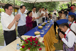 贺国强视察中国和平发展基金会援建老挝农冰村小学项目