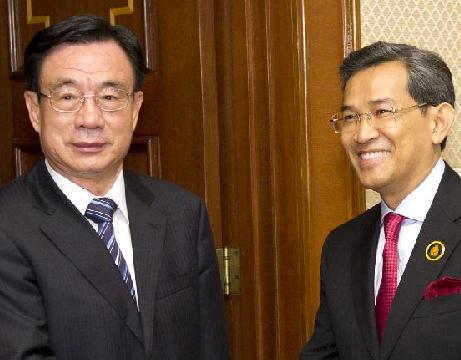 贺国强会见柬埔寨奉辛比克党领袖