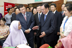 贺国强参观马来亚大学孔子汉语学院并出席赠书仪式
