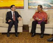 贺国强会见马来西亚副总理毛希丁