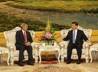 习近平会见新加坡国防部长