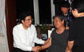 郭金龙检查指导救灾善后工作 看望受灾群众