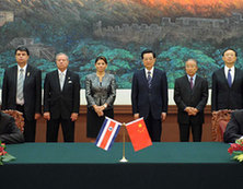 胡錦濤與哥斯達黎加總統欽奇利亞共同出席簽字儀式