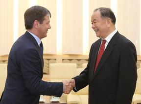 王乐泉会见俄罗斯联邦共产党青年干部考察团