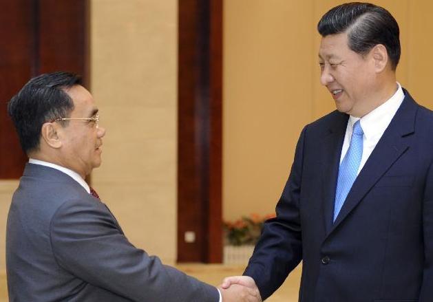 习近平会见老挝总理通辛