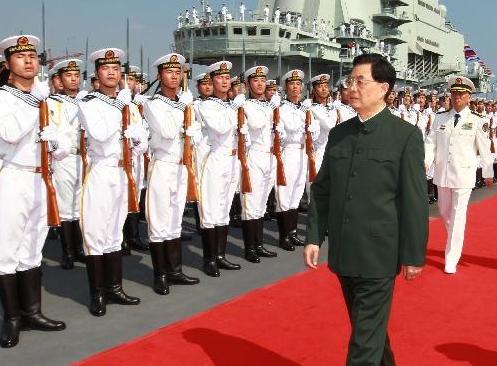 我國第一艘航空母艦正式交付海軍　胡錦濤出席交接入列儀式並登艦視察