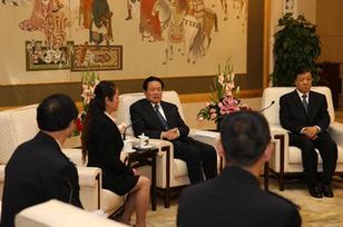 周永康会见郝万忠同志先进事迹报告团成员并同大家座谈