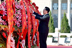 胡錦濤等出席首都各界代表向人民英雄紀念碑敬獻花籃儀式