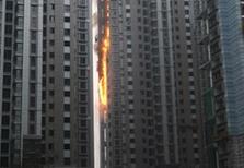江苏无锡在建大楼突发火灾 火焰直窜楼顶