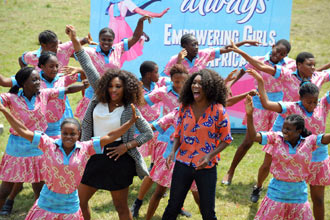 大小威造访拉各斯 与当地人一起欢乐舞蹈[组图]